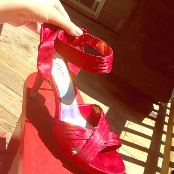 Beautiful red heels👠