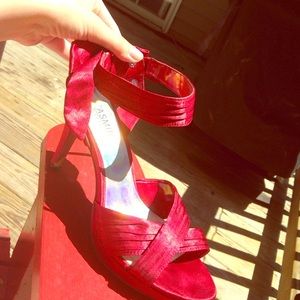 Beautiful red heels👠