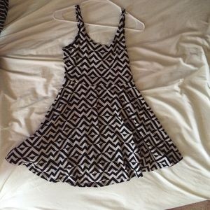 Black & White Unfitted U-Back Flirty Summer Dress.