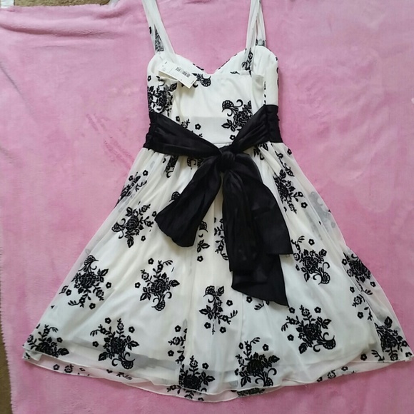 NWT Cute Floral Dress (M) - Picture 4 of 4