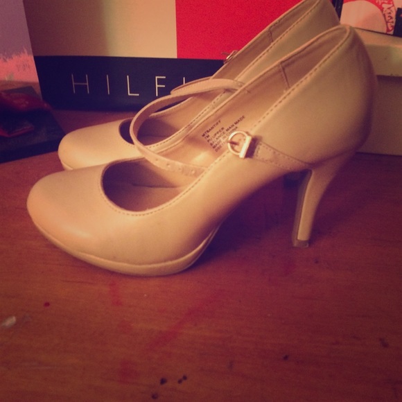 Nude kasper pumps