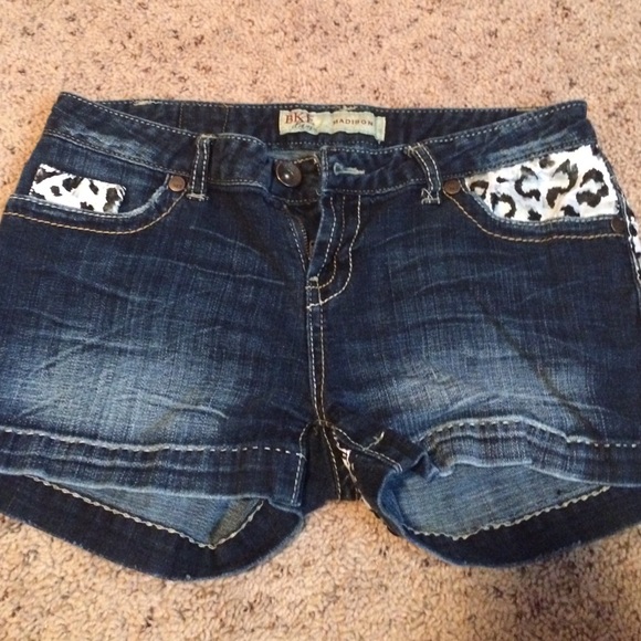 Jean shorts with leopard print accents