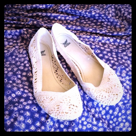 White lace flats