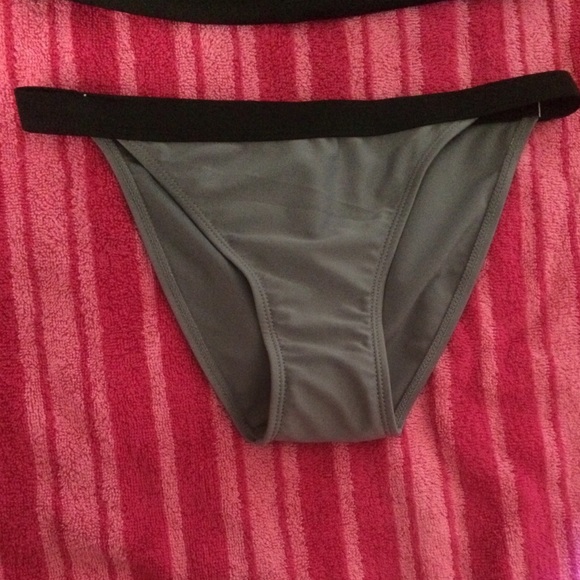 Bikini - Picture 3 of 4