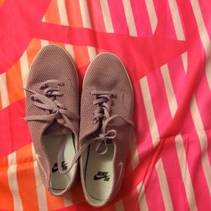 Pastel Pair of Nike SB trainers 👞