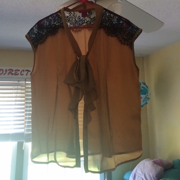 Elegant gold sleeveless dress shirt