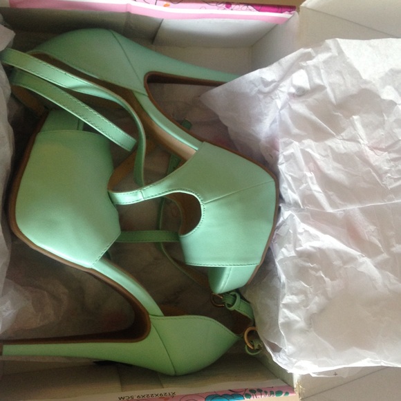 Heels - Picture 2 of 4