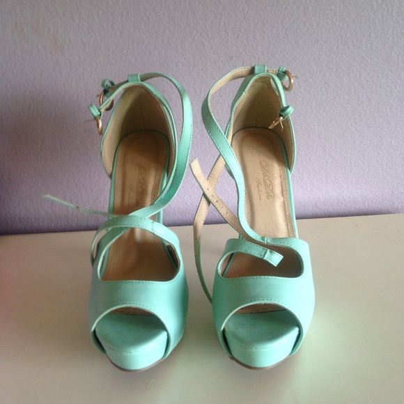 Heels - Picture 3 of 4