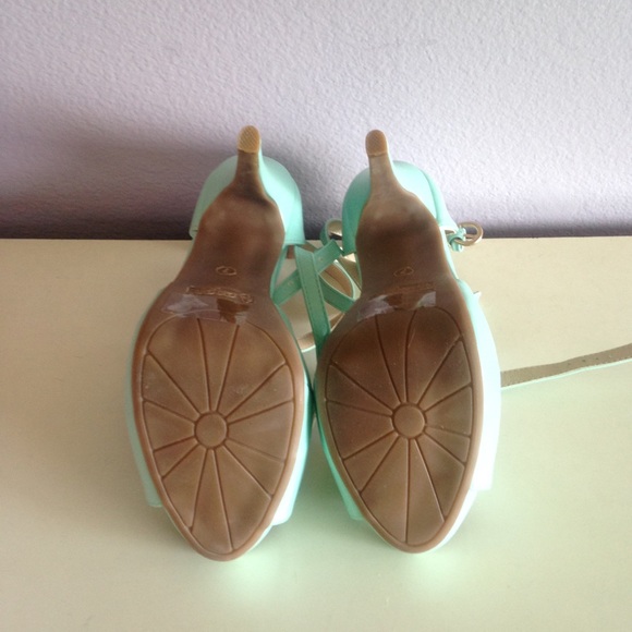 Heels - Picture 4 of 4