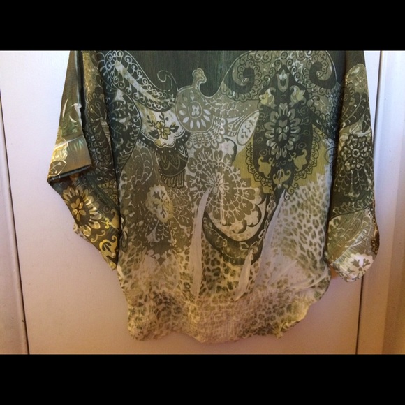 Green patterned top ✨ - Picture 2 of 4