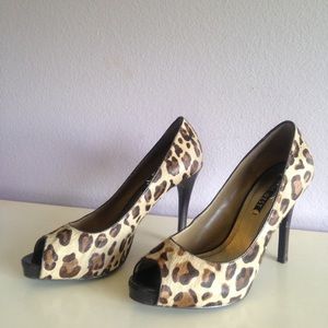 Opened toe pumps