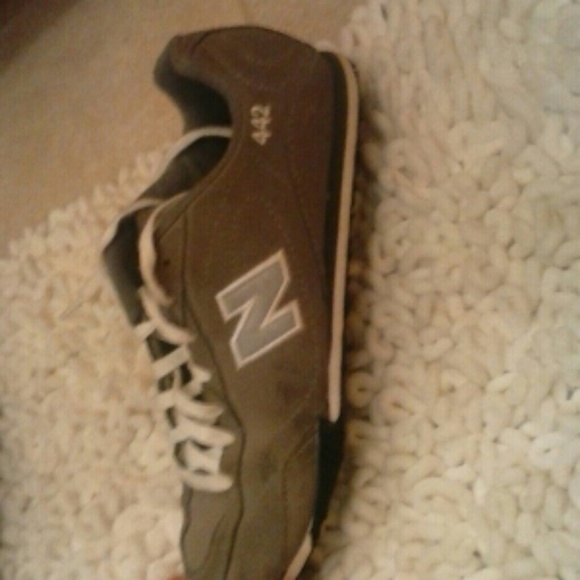 Gray New Balance Tennis Shoes - Picture 2 of 3