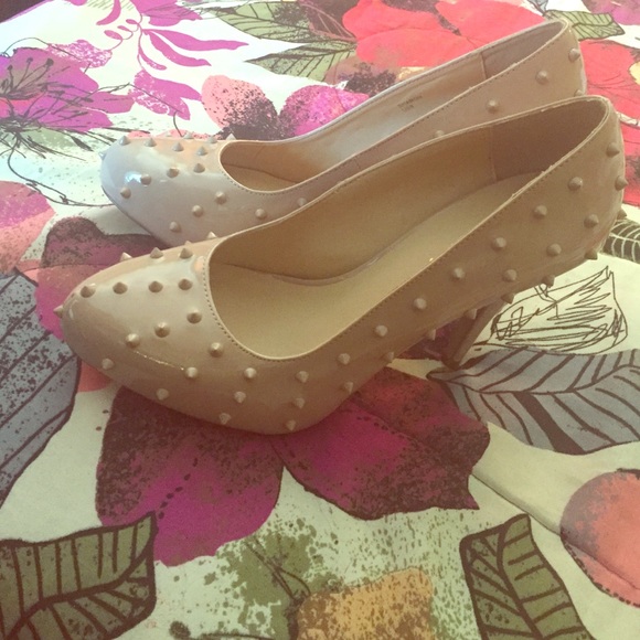Shoedazzle beige spikes pumps