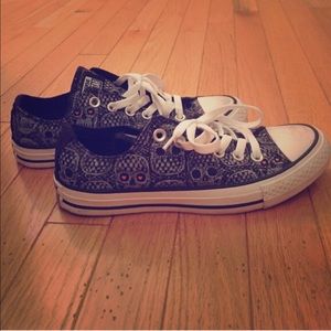 Skull converses