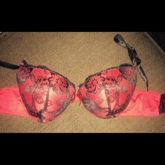 Red & black lace bra!! Beautiful, but it's too big