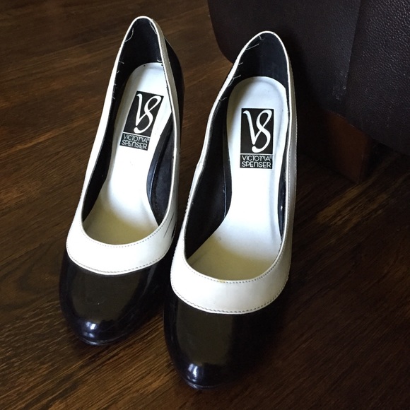 Victoria Spencer Almond Toe Pumps Size 5 1/2