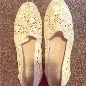 Lace tan slip on shoes like toms