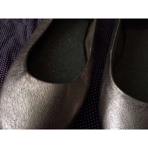 ✨Metallic Flats✨ - Picture 4 of 4