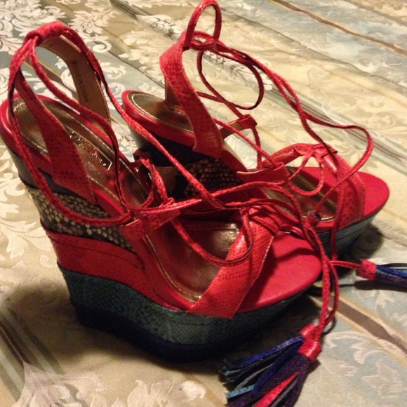 Red and black tie up edges