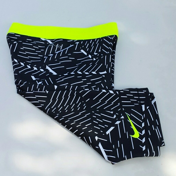NIKE PRO capris