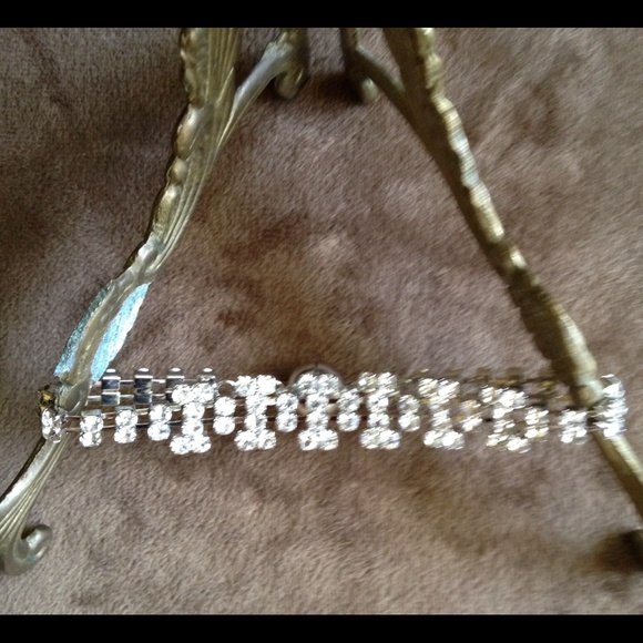 Jewelry - Very pretty crystal bracelet with magnetic clasp!
