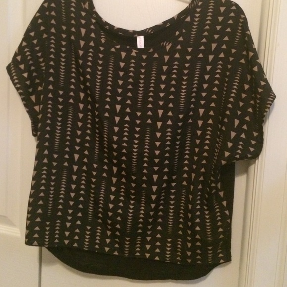 Black top with khaki colored triangles - Picture 1 of 4