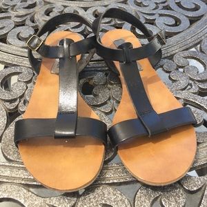 Steve Madden black t-strap sandals size 6