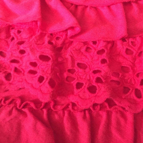 Cute ruffle tank! 💰 - Picture 3 of 4