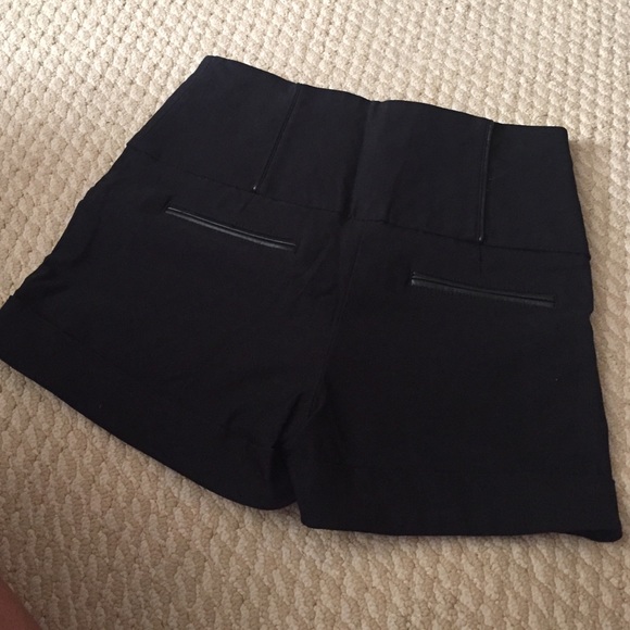Dressy high shorts with leather trim - Picture 2 of 4