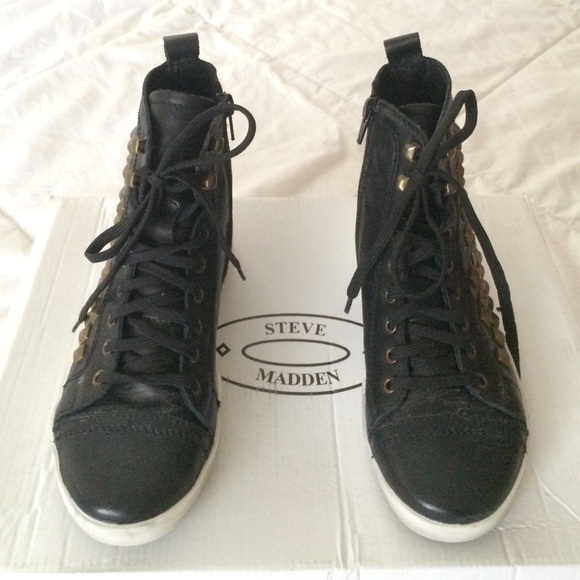 ❌SOLD ON Ⓜ️❌ Steve Madden Cobalt Leather Sneakers - Picture 2 of 4