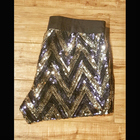 ❌SOLD❌JESSICA SIMPSON SEQUIN CHEVRON SHORTS ! HP - Picture 3 of 3