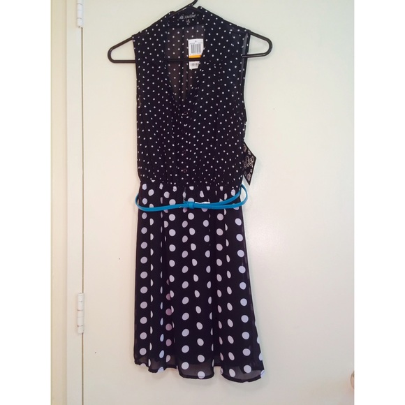 cute black & white sleeve less dress