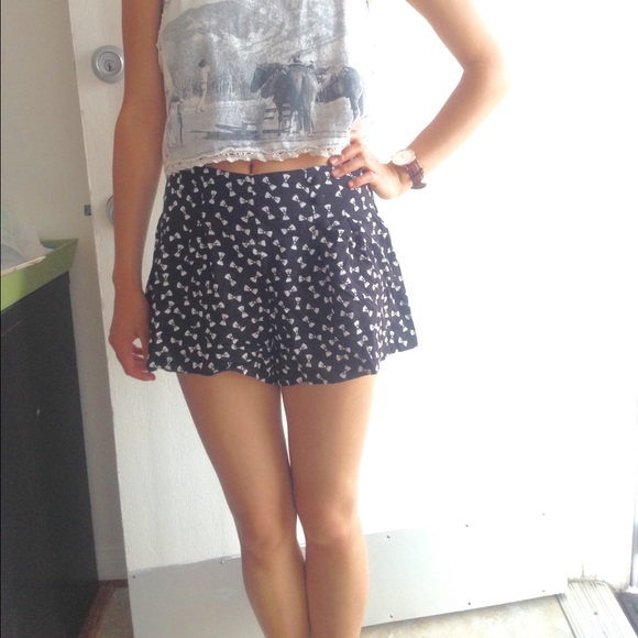 black and white flowy shorts