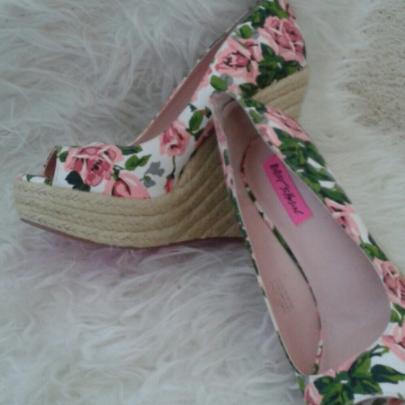 Betsey Johnson (Flower Wedge heel)