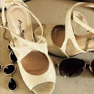 ✨✨✨Gorgeous gold sparkled strapped heels. Hot hot!