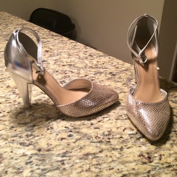 Silver and Pewter Pointed Dressy Heels NO TRADES - Picture 1 of 3
