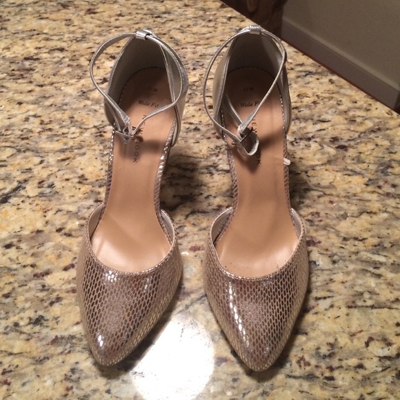 Silver and Pewter Pointed Dressy Heels NO TRADES - Picture 2 of 3