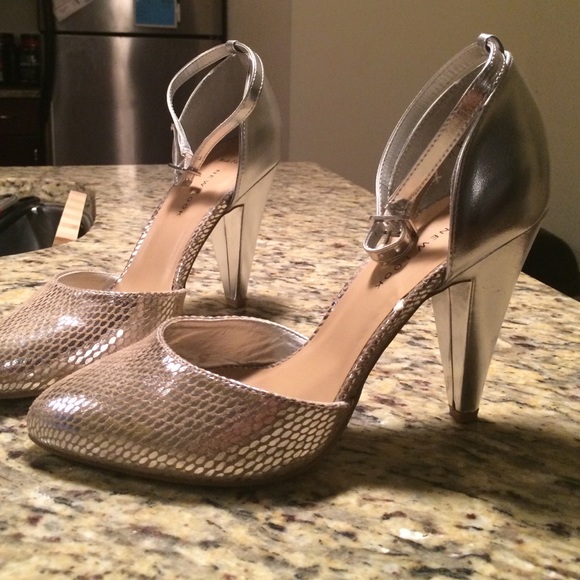 Silver and Pewter Pointed Dressy Heels NO TRADES - Picture 3 of 3