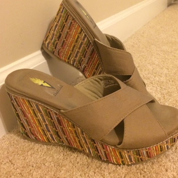 🎉PRICE DROP!🎉Volatile grey/taupe Flip Flops