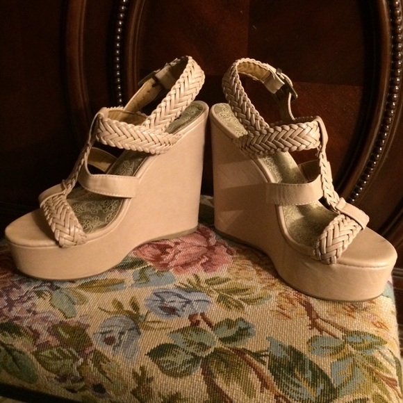 Cream Colored Wedged Hells - Picture 2 of 2