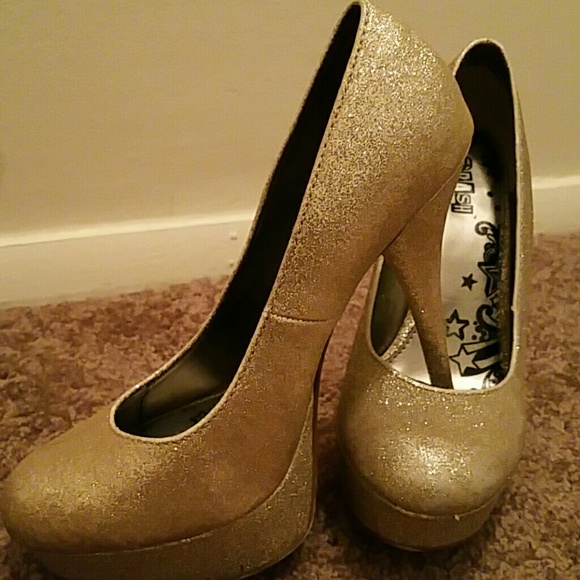 Shoes - Picture 1 of 4
