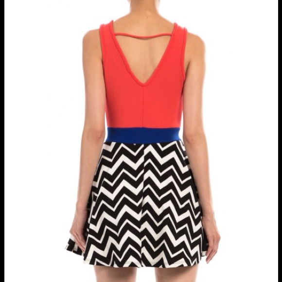 🚫Sold🚫Scalloped Neckline Print Skater Dress - Picture 3 of 3