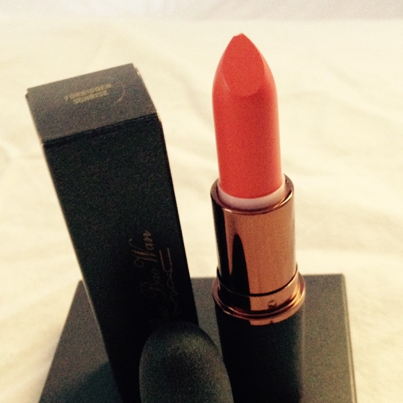A lipstick - Picture 1 of 4