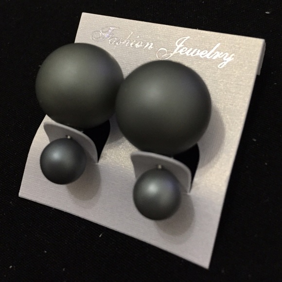Matted gray silver runway ball stud earrings - Picture 2 of 2