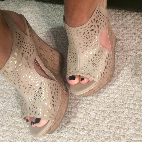 Nude wedges with cork and gold accent