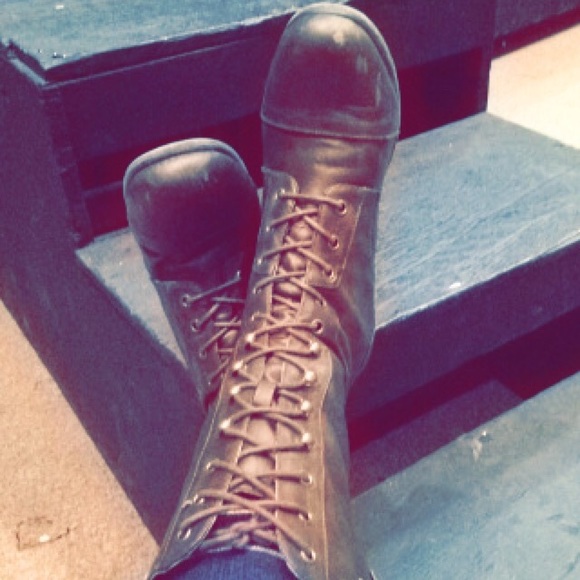 Size 9 brown leather boots with zipper and hooks