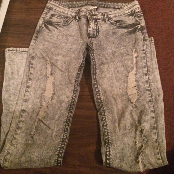 ACID WASH WITH RIPS DENIM - Picture 2 of 2