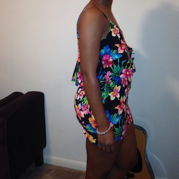 ❌SOLD!!!Super Cute Floral Romper - Picture 3 of 3