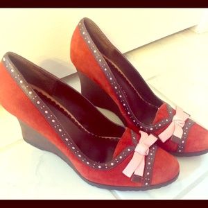 Suede Wedges with a Bow