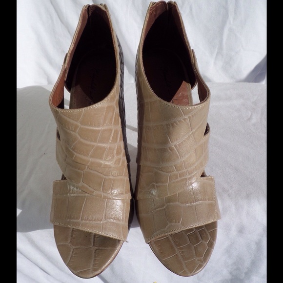 Elizabeth and James Shoes - ELIZABETH AND JAMES Tan Latch Open Toe Booties 6.5